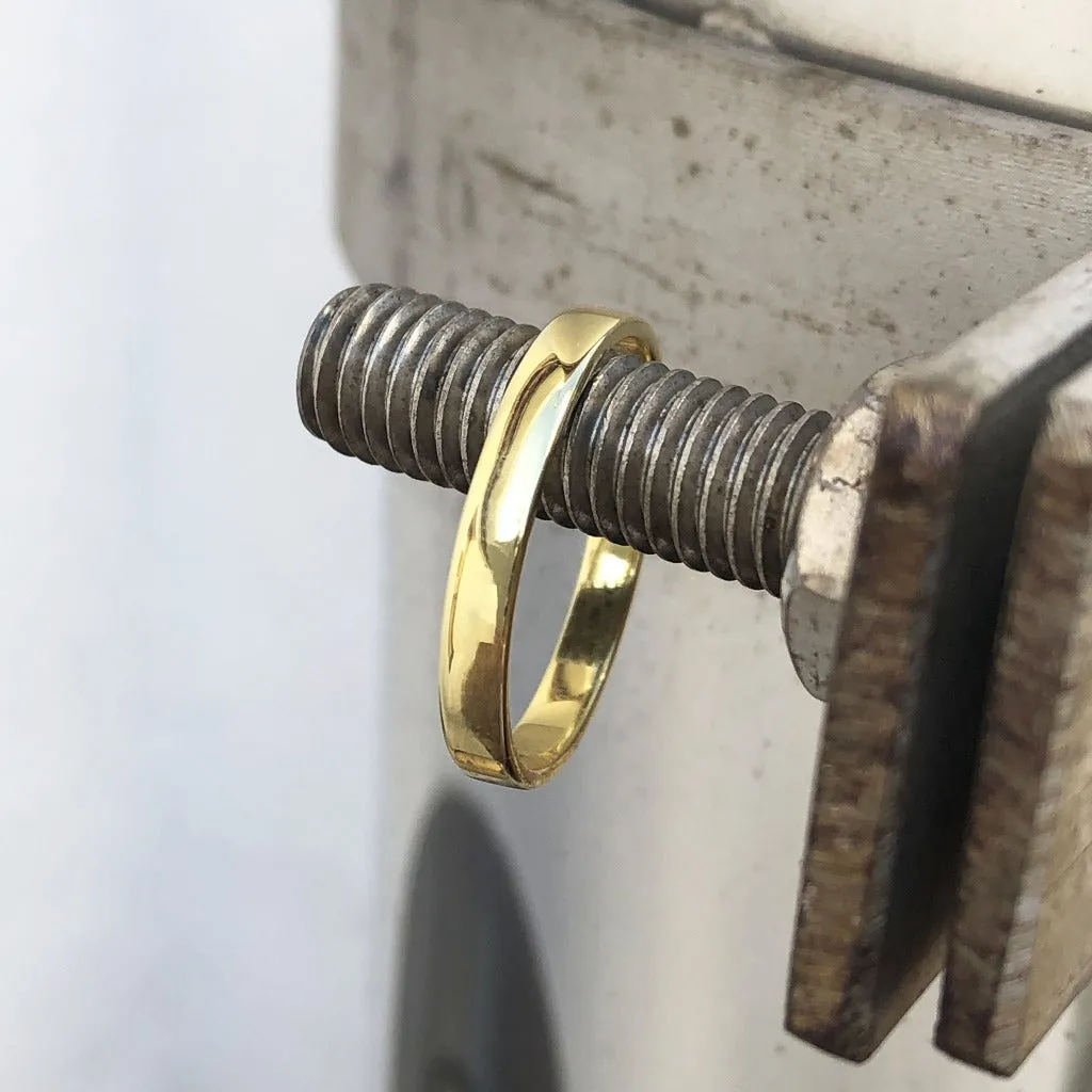 Elegant 18ct Yellow Gold Band