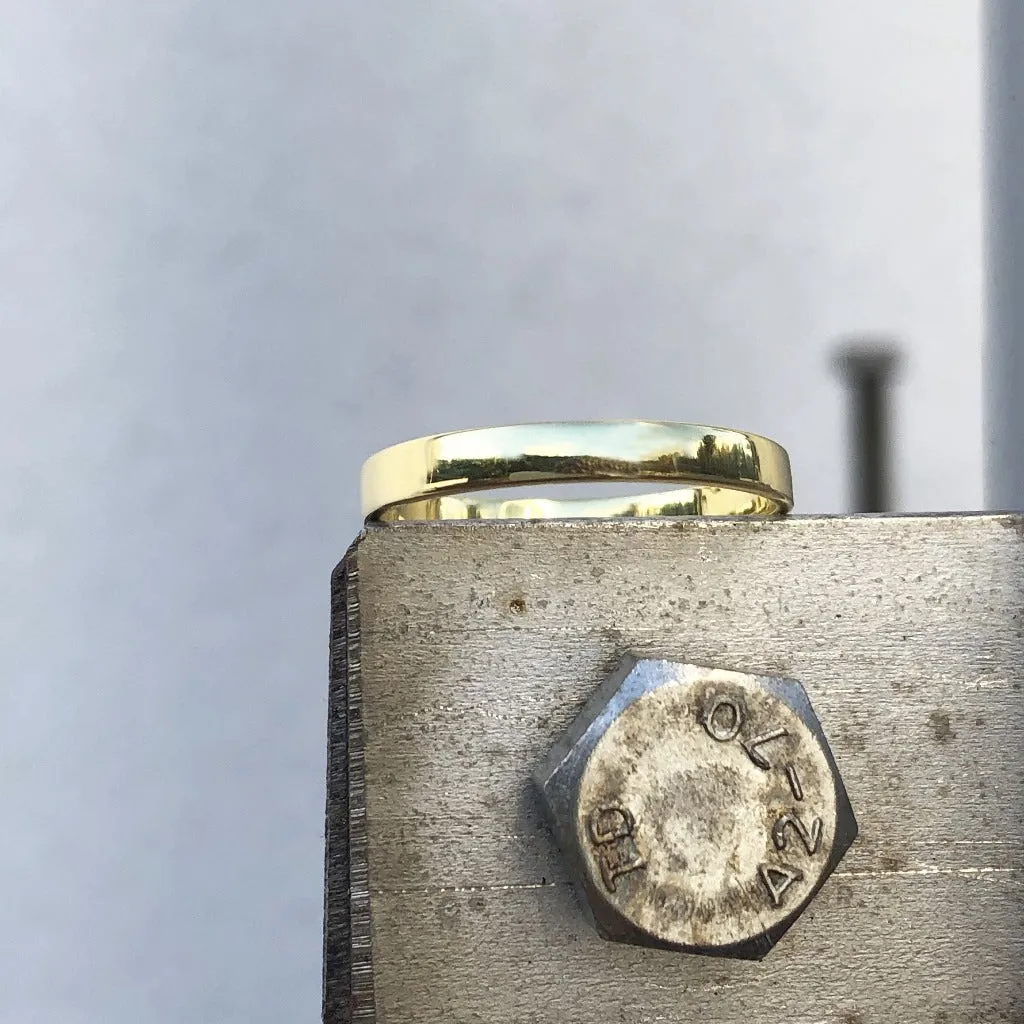 Elegant 18ct Yellow Gold Band