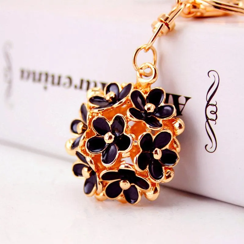 Elegant Hollow Daisy Flower Keychain Pendant