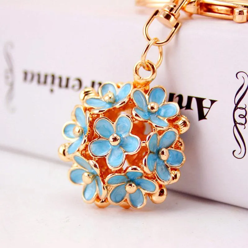 Elegant Hollow Daisy Flower Keychain Pendant