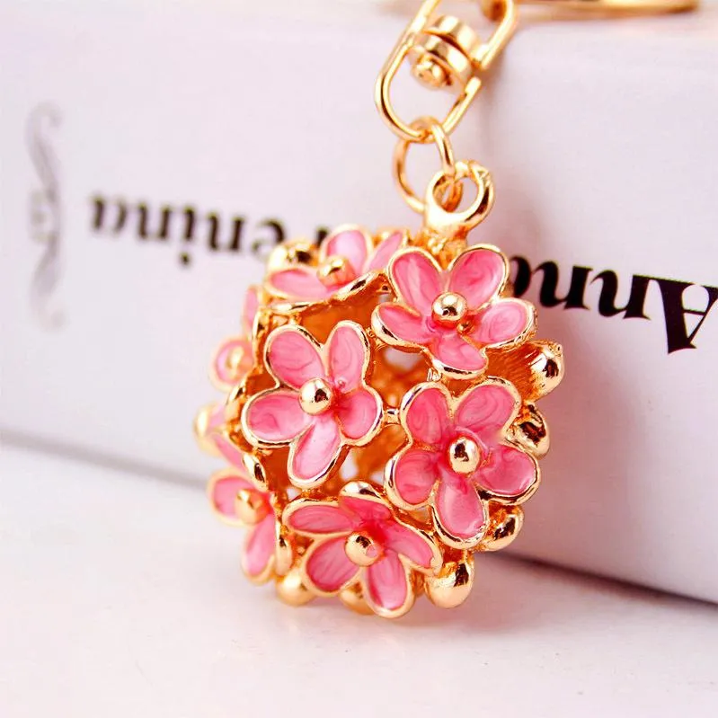 Elegant Hollow Daisy Flower Keychain Pendant