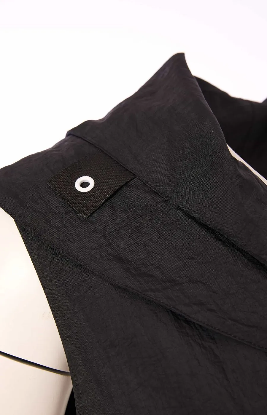 Ora Sleeveless Jacket in Black