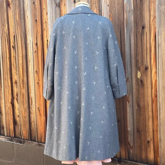 VINTAGE Elegant Gray Embroidered open front Coat